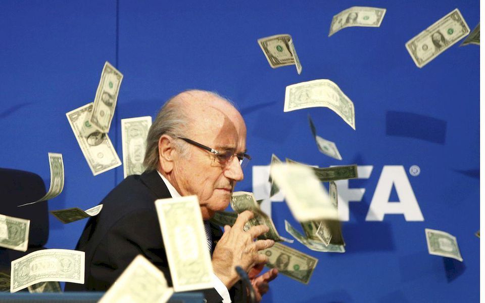 Video: Šokovaný Blatter zosmiešnený komikom