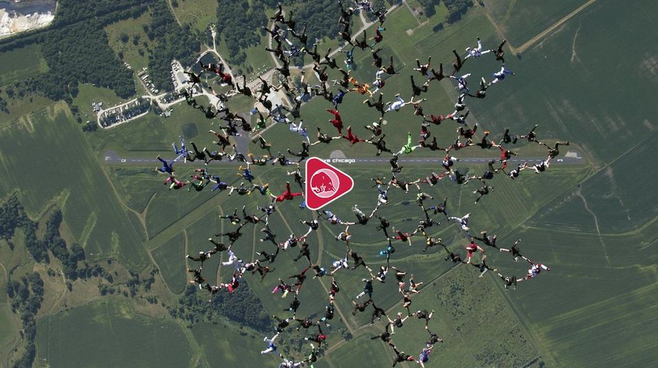 Paráda, parašutisti vytvorili nad veterným mestom svetový rekord