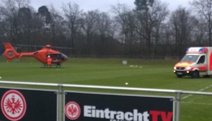 Ťažké zranenie na tréningu Frankfurtu, zasahovala helikoptéra