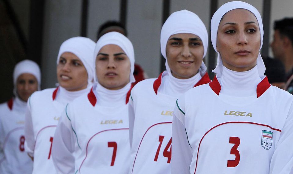 Za iránsku futbalovú reprezentáciu žien hrá údajne osem mužov