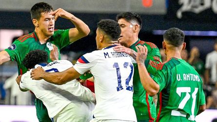 Šialenstvo! Homofóbne pokriky, Mexičania kopali hráčov USA. Semifinále Ligy národov s 4 vylúčeniami