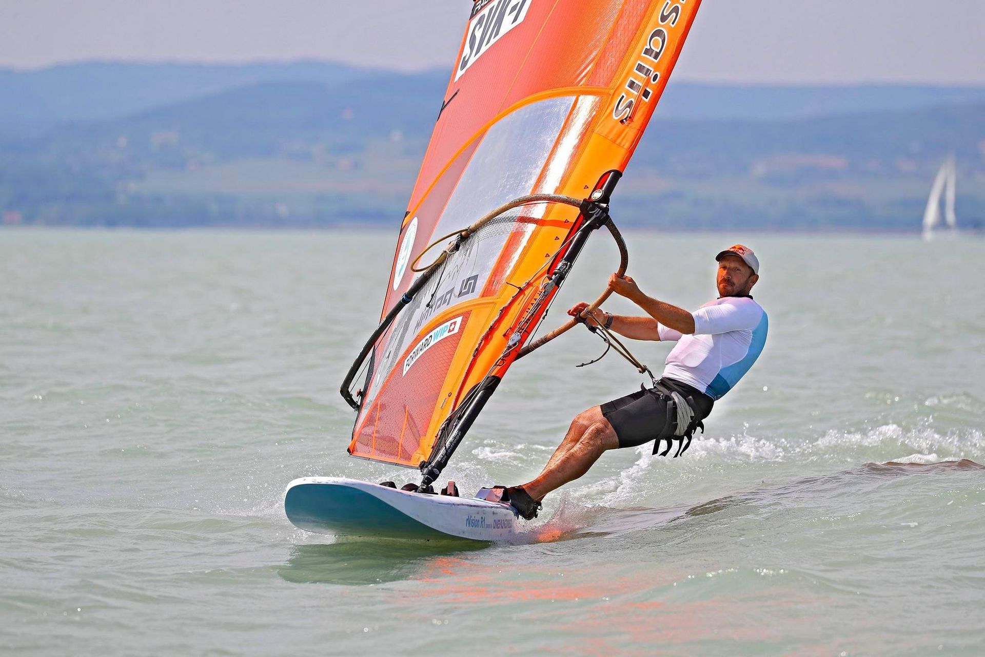 Windsurfista Patrik Pollák. Zdroj: facebook.com/RaceboardClass