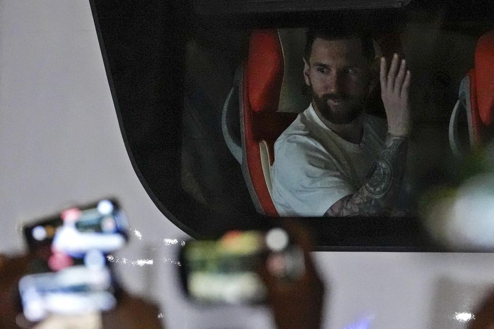 Lionel Messi v autobuse.