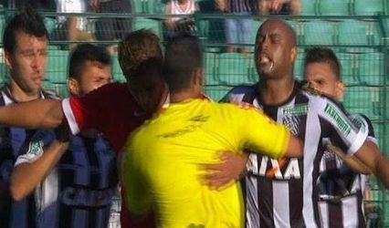 Video: Brazílske futbalové peklo: Rozhodcovi museli pomáhať hráči súpera