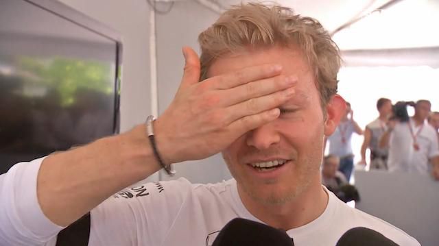 Nico Rosberg preteká so ženskou vložkou na čele