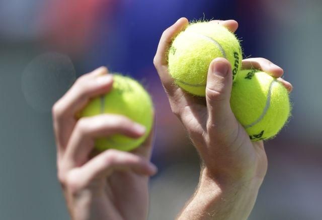 Tenis lopticky ilustracne foto ruky