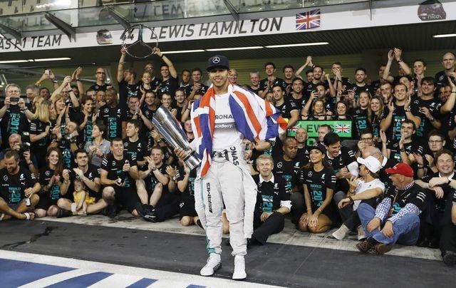 Hamilton lewis mercedes titul abu zabi nov14 reuters