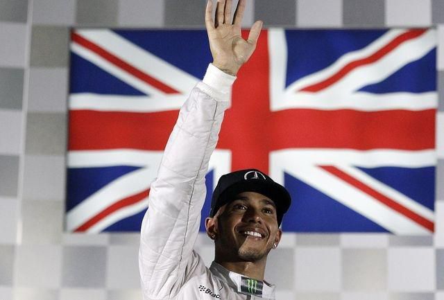 Lewis Hamilton ruka hore F1
