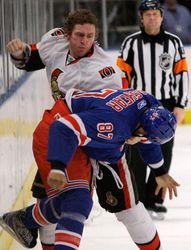Elitný bitkár NHL sa vracia na scénu, siahlo po ňom MODO