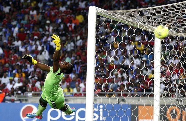 Senzo meiywa jar inkasuje gol okt2014 reuters