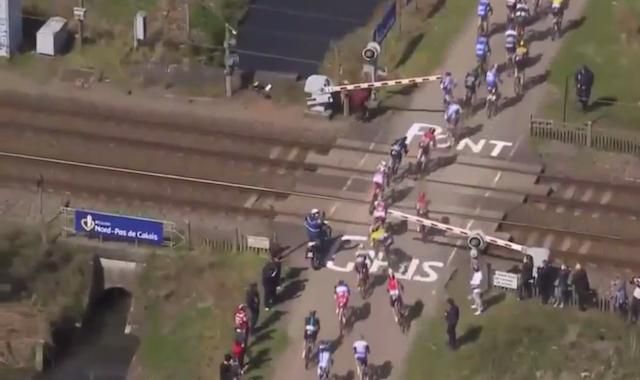 Preteky sa mohli skončiť tragédiou, vlak takmer zrazil cyklistov