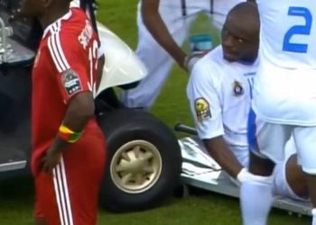Video: Možné iba v Afrike: Do zraneného hráča vrazilo lekárske auto
