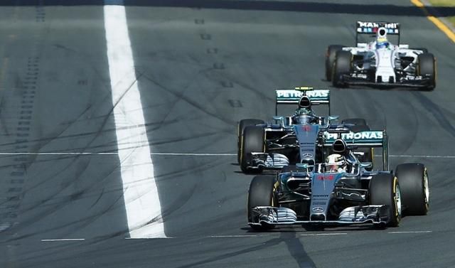F1: Na úvod v kurióznom preteku double Mercedesu, Vettel tretí