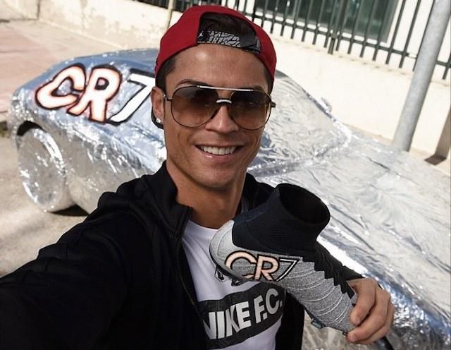 Ronaldo si vystrelil zo spoluhráča: Auto mu zabalil do alobalu