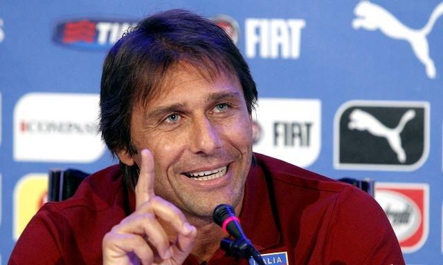 Antonio conte trener taliansko tlacovka zdvihnuty prst sep2014 sita