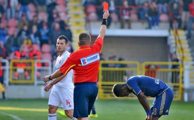 Bagayoko slovan samotny rozhodca cervena karta