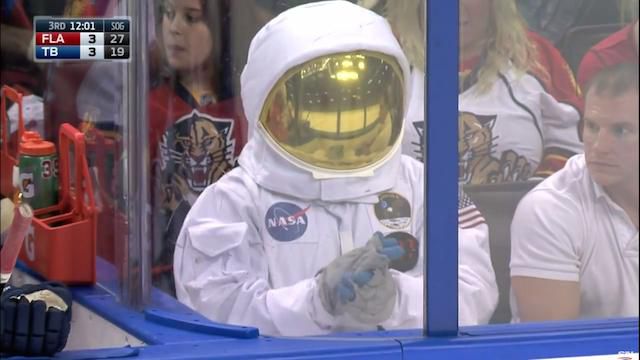 Astronaut v službe na hokeji? V NHL je možné všetko