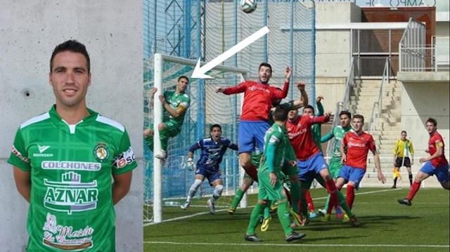 Foto: Bláznivý nápad, španielsky futbalista sa vyšplhal na bránu