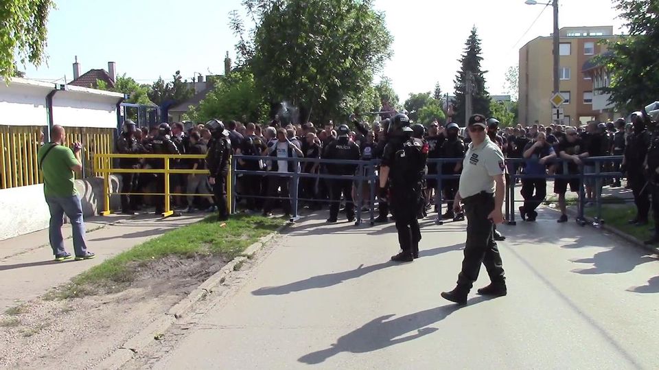 Video: Polícia sa bráni brutalite na slušných fanúšikov Slovana