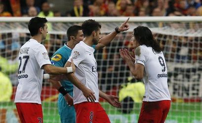 Video: Čudná červená karta pre Cavaniho, majiteľ PSG zúri