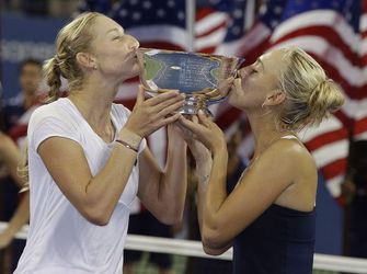 US Open: Makarovová a Vesninová s titulom, Hingisovej nezdar