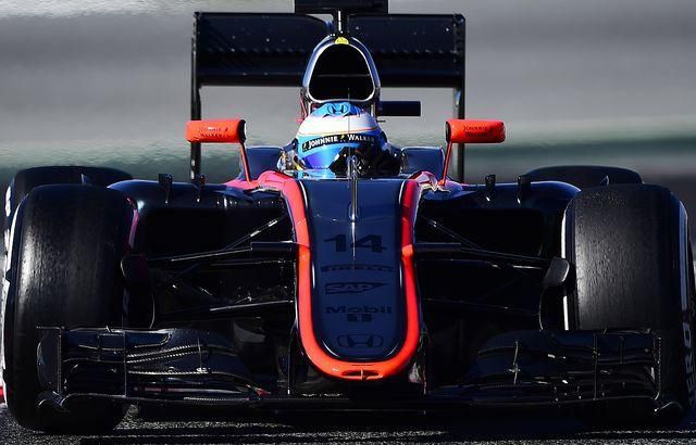"Som v úplnom poriadku," odkazuje Alonso po nehode