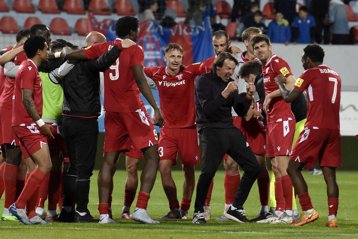 Ešte v piatok takto oslavoval Dominik Hollý (v strede) spečatenie záchrany AS Trenčín v prvej lige po víťazstve 2:1 v Zlatých Moravciach. Potom však veci nabrali nešťastný spád…