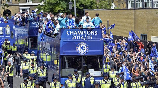 Tisíce fanúšikov Chelsea vyšlo do ulíc osláviť titul