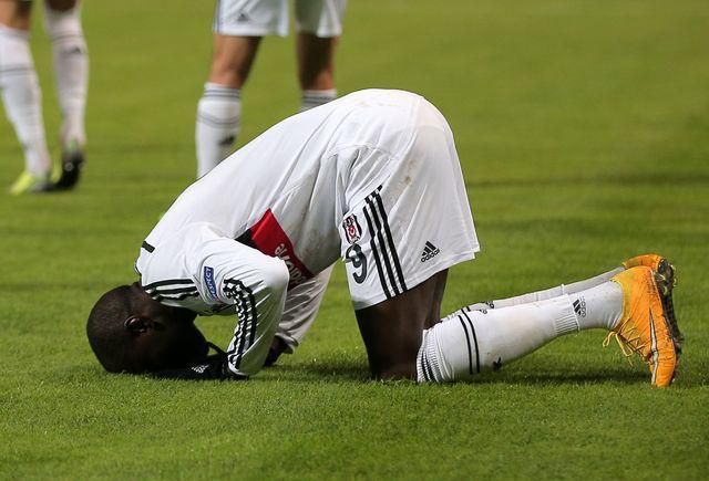 Video: Demba Ba rozhodol zápas kurióznym gólom
