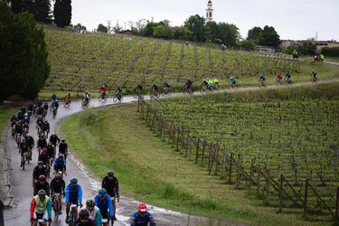Giro d'Italia: Prší, prší, len sa leje. Dážď spôsobil zmenu v trati, najvyšší výstup zrušili