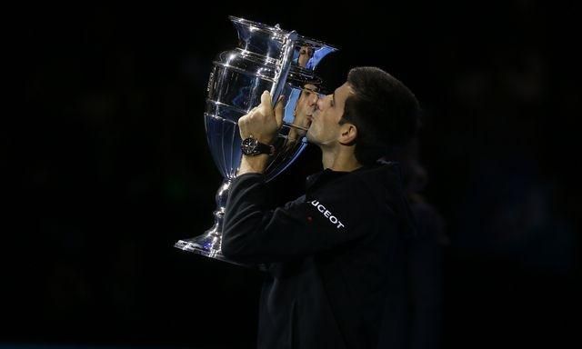 Novak djokovic bozkava trofej svetova jednotka atp 2014 reuters