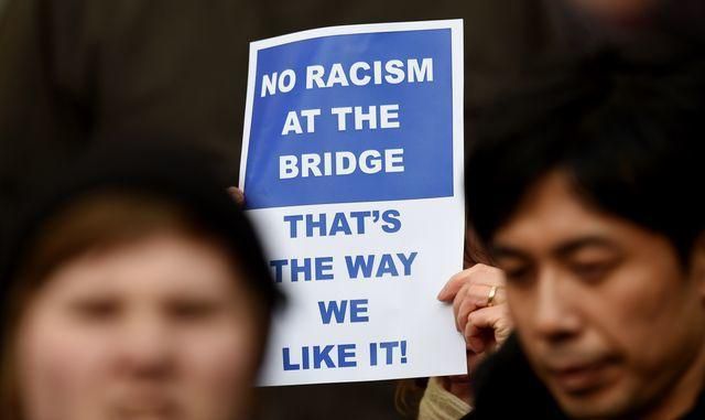 Nepoučiteľní fanúšikovia Chelsea sa opäť rasisticky ukázali