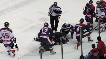 Video: Hokejový rozhodca skončil po tvrdom KO od hráča v bezvedomí