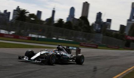 Mercedes si udržiava náskok, Hamilton znova najrýchlejší