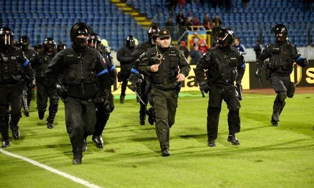 Policajny zasah slovan vs sparta europska liga okt2014 tasr