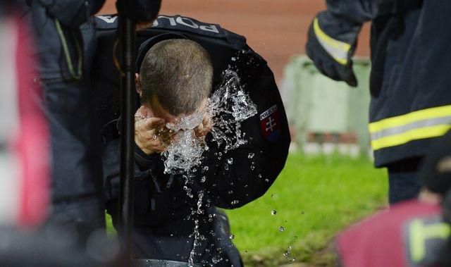 Slovan policajt osviezuje sa riot okt14 tasr