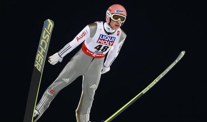 Skoky na lyžiach: Preteky poznačil silný vietor, vyhral Freund