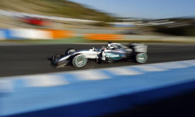 Hamilton najrýchlejší v sobotňajších testoch v Barcelone