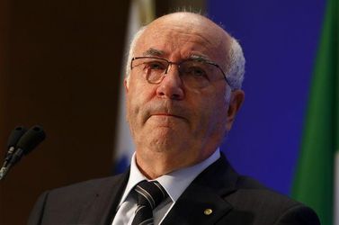 Prezident talianskeho futbalu nesmie pol roka na futbal