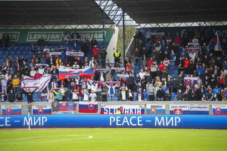 Kto neskáče, nie je Slovák! Hráči na Islande oslavovali s fanúšikmi