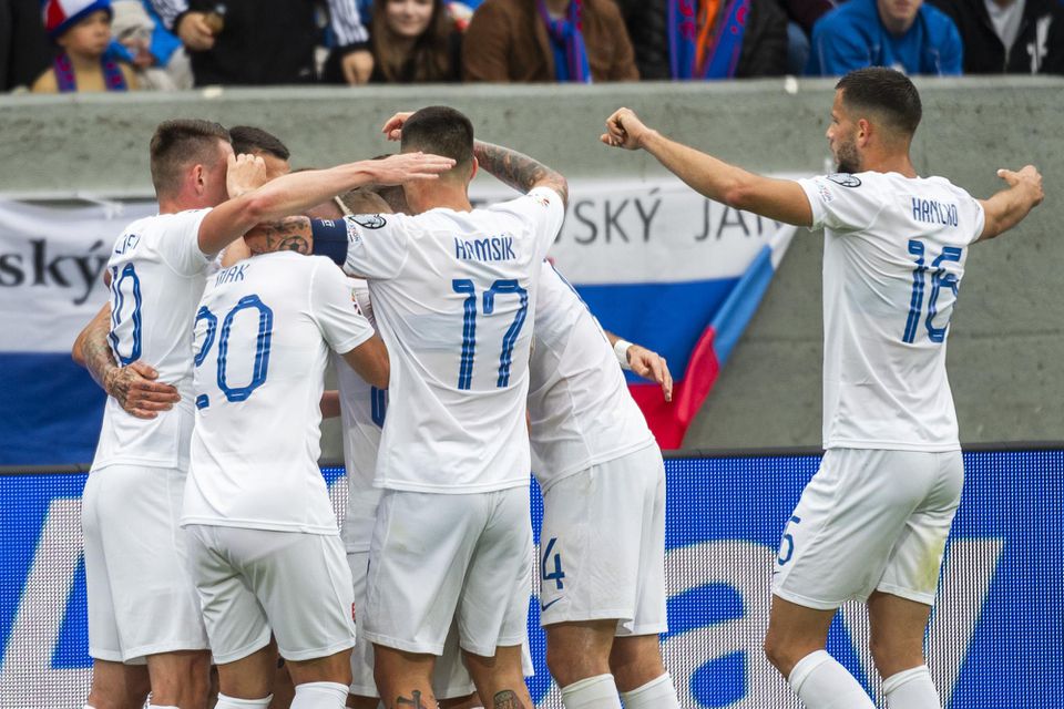 Hráči Slovenska sa tešia z gólu na Islande