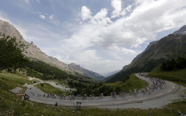 Tour de france alpy clovek jul14 reuters