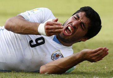 Nečakaný zvrat, Suárez padol zubami na Chielliniho