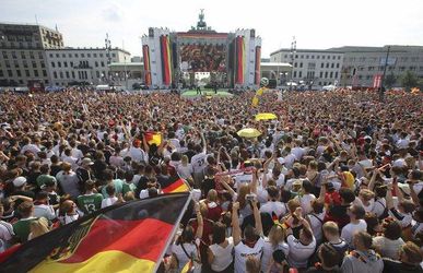 Foto: Bujaré oslavy v Berlíne, nemeckí majstri prišli domov