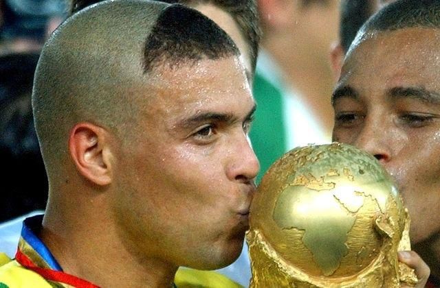 Ronaldo lopta ilustracka legenda