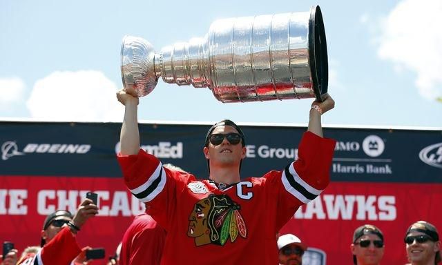 Jonathan toews chicago stanley cup oslavy reuters