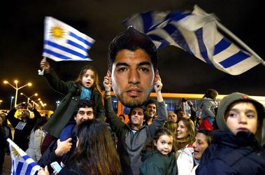 Suáreza prišli na letisko podporiť davy fanúšikov