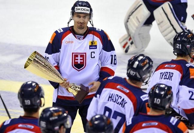 Miroslav Satan hokej foto Slovakia Cup trofej