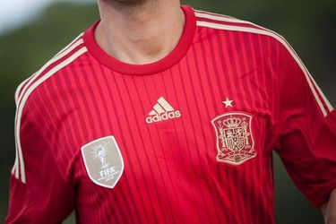 Video: Foto: adidas predstavuje nový španielsky dres pre FIFA MS 2014 v Brazílii