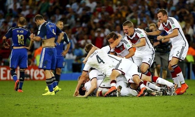 Nemecko hraci radost na kope vs argentina finale ms2014 reuters